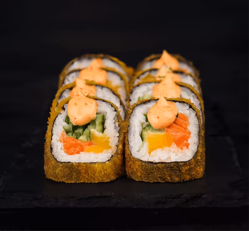 Темпурный ролл с лососем и сыром гауда