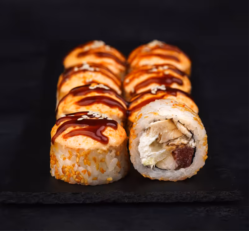Запеченный ролл с курицей и соусом спайси